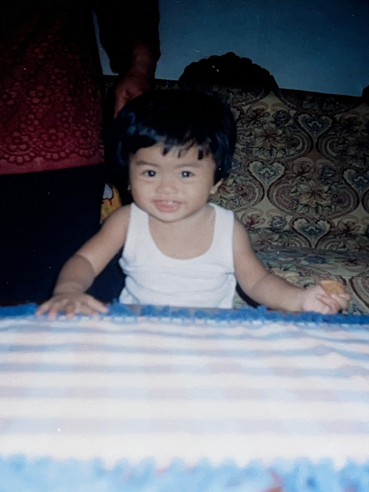 Dinda tersenyum